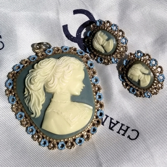 Vintage Blue Lucite Cameo Pendant & Earrings - Picture 4 of 5